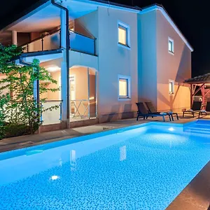 Lara Apartment