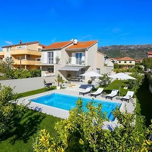 villa-elysium.hotels-in-trogir.com/